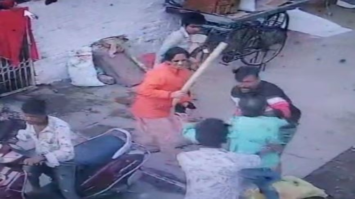किडनैप कर मारपीट का मामला: लेडी गैंगस्टर और उसके गुर्गों के आतंक मचाने का CCTV आया सामने, पुलिस ने गिरफ्तार कर आरोपियों का निकाला जुलूस 