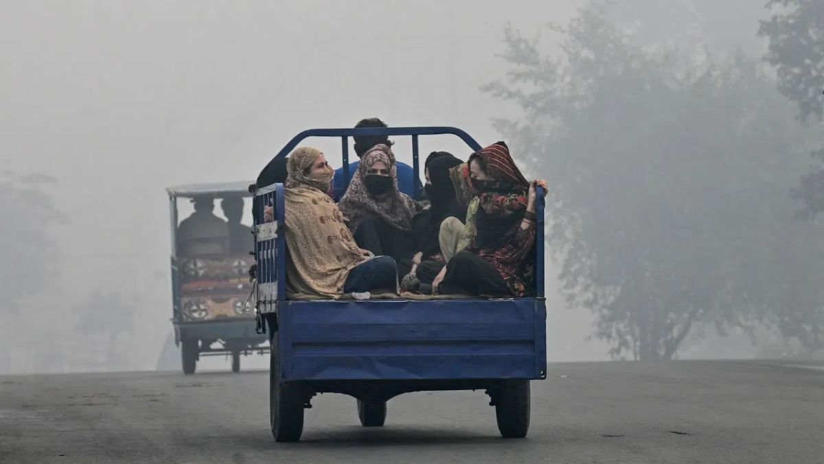 हम दिल्ली पर उलझे हैं, इधर लाहौर में वायु प्रदूषण ने मचाया गदर, AQI 1900 के पार, 15 हजार लोग हॉस्पिटल में भर्ती, 3 महीने तक शादियों पर लगी रोक- Lahore Air Pollution