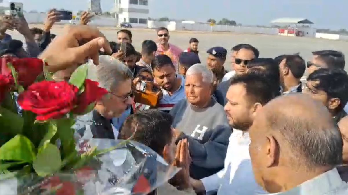 दतिया पहुंचे बिहार के पूर्व CM लालू यादव: कांग्रेस नेताओं ने किया स्वागत, बेटे तेजस्वी यादव के साथ करेंगे पीतांबरा पीठ मंदिर के दर्शन