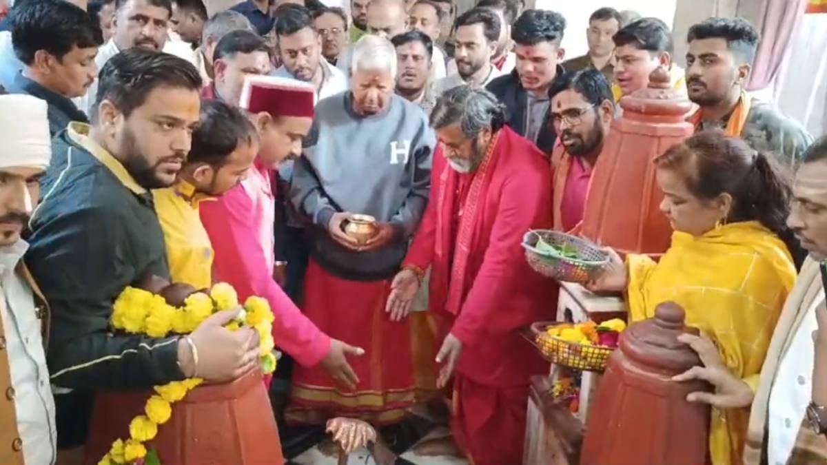 लालू यादव संग पीतांबरा पीठ पहुंचे तेजस्वी यादव: मां बगलामुखी मां के दर्शन कर लिया आशीर्वाद, बिहार चुनाव को लेकर किया ये बड़ा दावा
