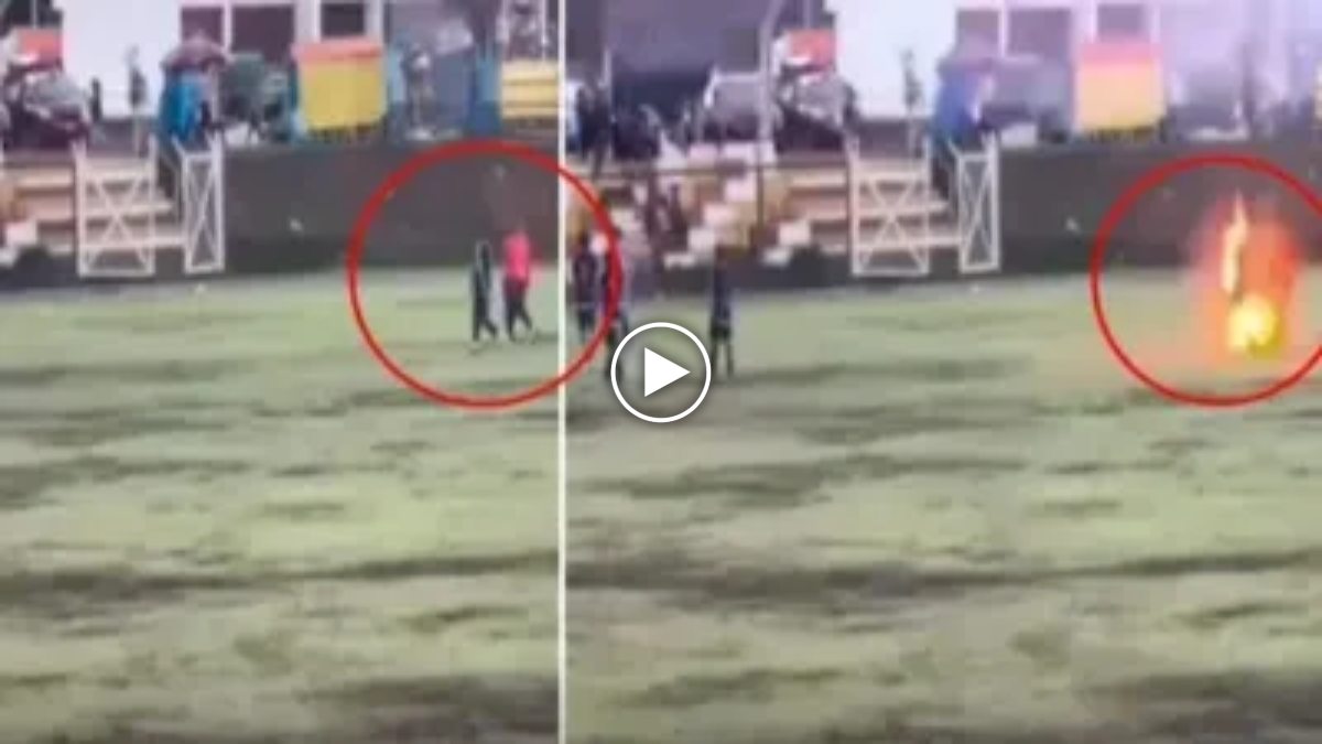 फुटबॉल मैच के दौरान अचानक आसमान से ‘बरसी’ मौत ! ताश के पत्तों की तरह ढेर हुए खिलाड़ी, देखें दिल दहला देने वाला VIDEO  