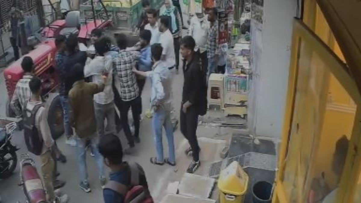 फिल्मी स्टाइल में पिटाई: कोचिंग पढ़ने आए छात्र को युवकों ने बीच बाजार बुरी तरह पीटा, Video वायरल 