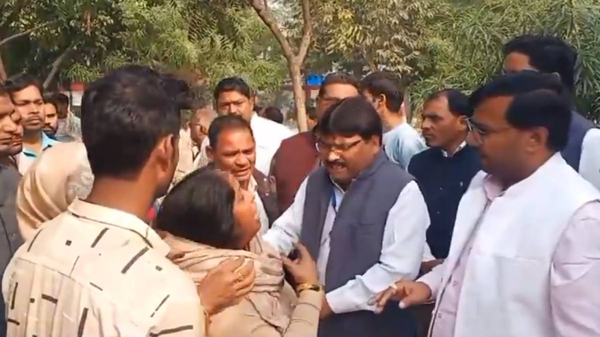 यूपी उपचुनाव के बीच दलित युवती की दुष्कर्म के बाद हत्या, शव को बोरे में भरकर फेंका, BJP ने सपा नेताओं पर लगाया मर्डर का आरोप