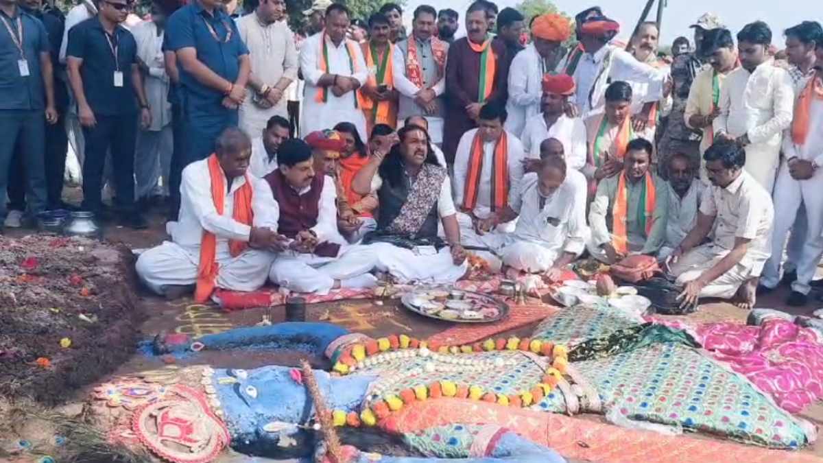 श्योपुर पहुंचे सीएम डॉ मोहन: गौ पालकों के साथ की गोवर्धन पूजा, बीजेपी प्रत्याशी रामनिवास के पक्ष में की वोट की अपील