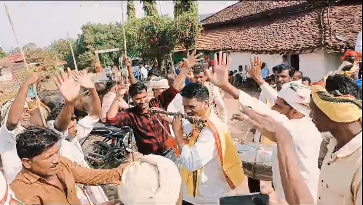MP के विधायक का अनोखा अंदाज: मढ़ई मेले में बांसुरी बजाकर जमकर झूमे, रामलीला में निभाते हैं रावण की भूमिका