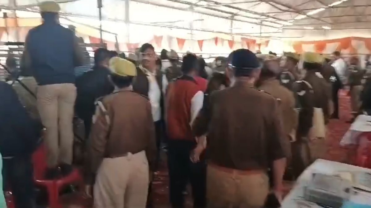बड़ी खबर: प्रयागराज के फूलपुर में हंगामा, बीजेपी-सपा कार्यकर्ताओं के बीच जमकर चली कुर्सियां और लात-घूसे, काउंटिंग पर लगा ब्रेक