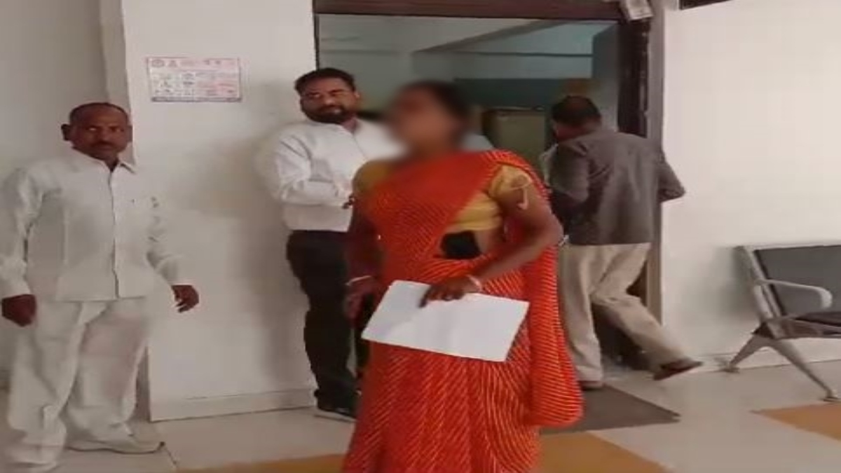कलेक्ट्रेट में महिला का हंगामा: लिपिक पर लगाया शादी का झांसा देकर यौन शोषण का आरोप, कार्रवाई नहीं होने पर फूटा गुस्सा 