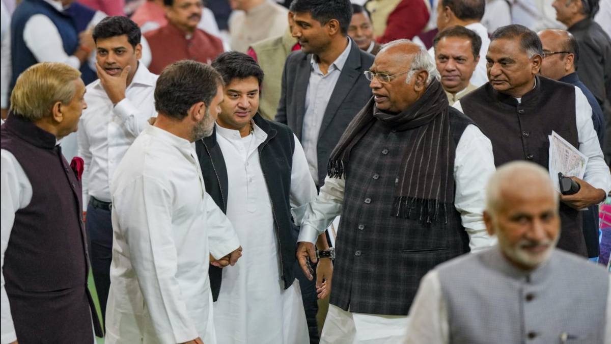 संसद में मिले राहुल गांधी और ज्योतिरादित्य सिंधिया, एक दूसरे का हाथ थामे आए नजर, यूजर्स बोले- ‘एक हैं तो सेफ हैं’
