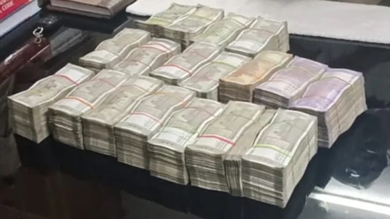 Rajasthan News: उपचुनाव से पहले बांसवाड़ा में पुलिस ने कार से जब्त किए 40 लाख रुपये, दो गिरफ्तार