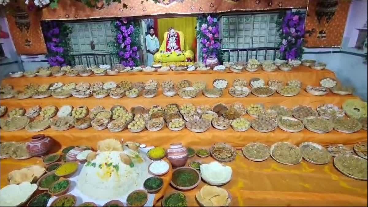 Rajasthan News: भगवान द्वारकाधीश मंदिर में धूमधाम से मनाया गया अन्नकूट महोत्सव, 32 सब्जियां और 56 प्रकार के व्यंजनों का लगाया भोग