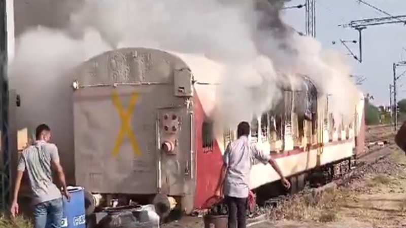 Breaking News: जोधपुर के लूणी रेलवे स्टेशन पर कोच में लगी भीषण आग