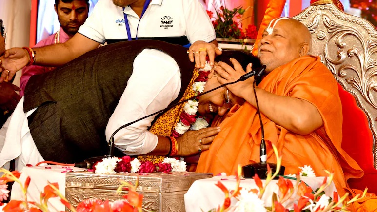 Rajasthan News: सीएम भजनलाल ने स्वामी रामभद्राचार्य से लिया आशीर्वाद, गलता पीठ की गद्दी के लिए…