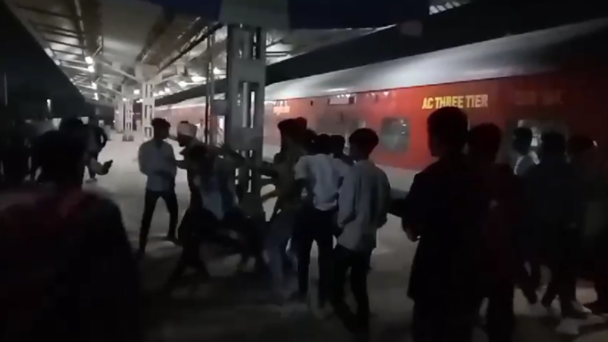 गोंडवाना एक्सप्रेस में अवैध वेंडरों व अटेंडरों के बीच विवाद, मारपीट में चार घायल, Video आया सामने 