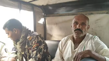 Bihar News: नोट बांटते पकड़े गए राजद के पंचायत अध्यक्ष, पुलिस ने दो-दो सौ के लिफाफे किए जब्त 