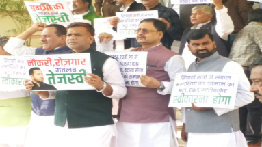Bihar News: बिहार विधानसभा में विपक्ष का हंगामा, किया जमकर प्रदर्शन 