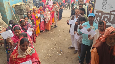 Bihar By-Election: लोकतंत्र के महापर्व को लेकर मतदाताओं में उत्साह, बूथों पर लगी लंबी कतारें