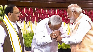 Bihar News: CM नीतीश ने फिर छुए PM मोदी के पैर, PM ने उठाया और कुर्सी पर बिठाया