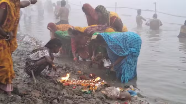 Kartik Purnima 2024: बिहार के गंगा घाटों पर उमड़ी भीड़, श्रद्धालुओं ने लगाई आस्था की डुबकी