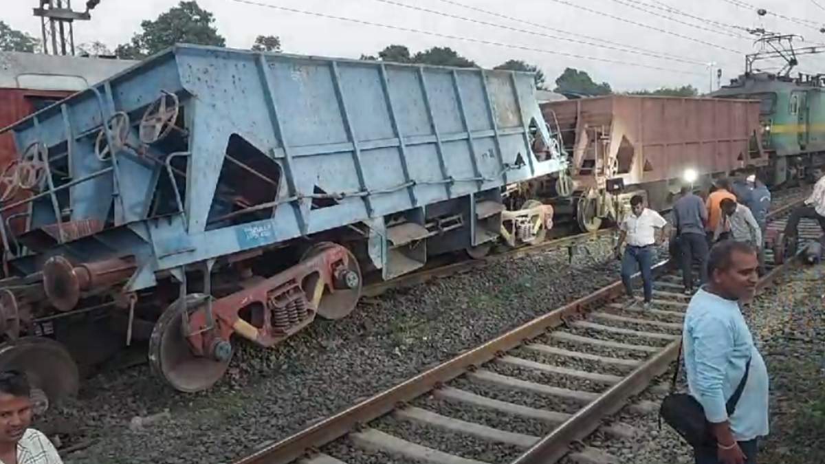 BREAKING: मालगाड़ी के चार डिब्बे पटरी से उतरे, कई ट्रेनें प्रभावित, सुधार कार्य जारी…