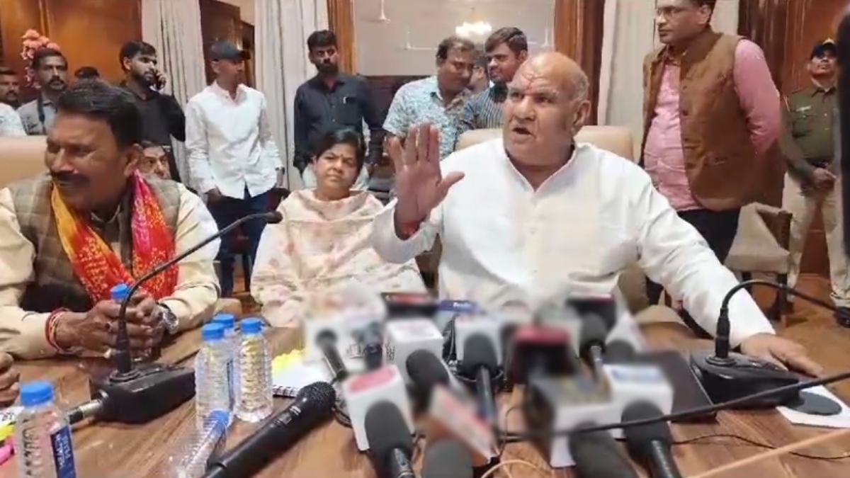 राजस्व मंत्री की गंभीर चर्चा के बीच कैबिनेट मंत्री की हंसी-ठिठोली, Video हुआ वायरल