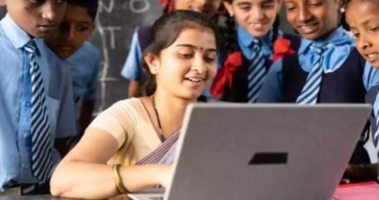 Bihar Teachers: मास्टर साहब ध्यान दें! अब सेल्फी लेकर लगेगी हाजिरी, एक दिसंबर से ही होगी शुरुआत
