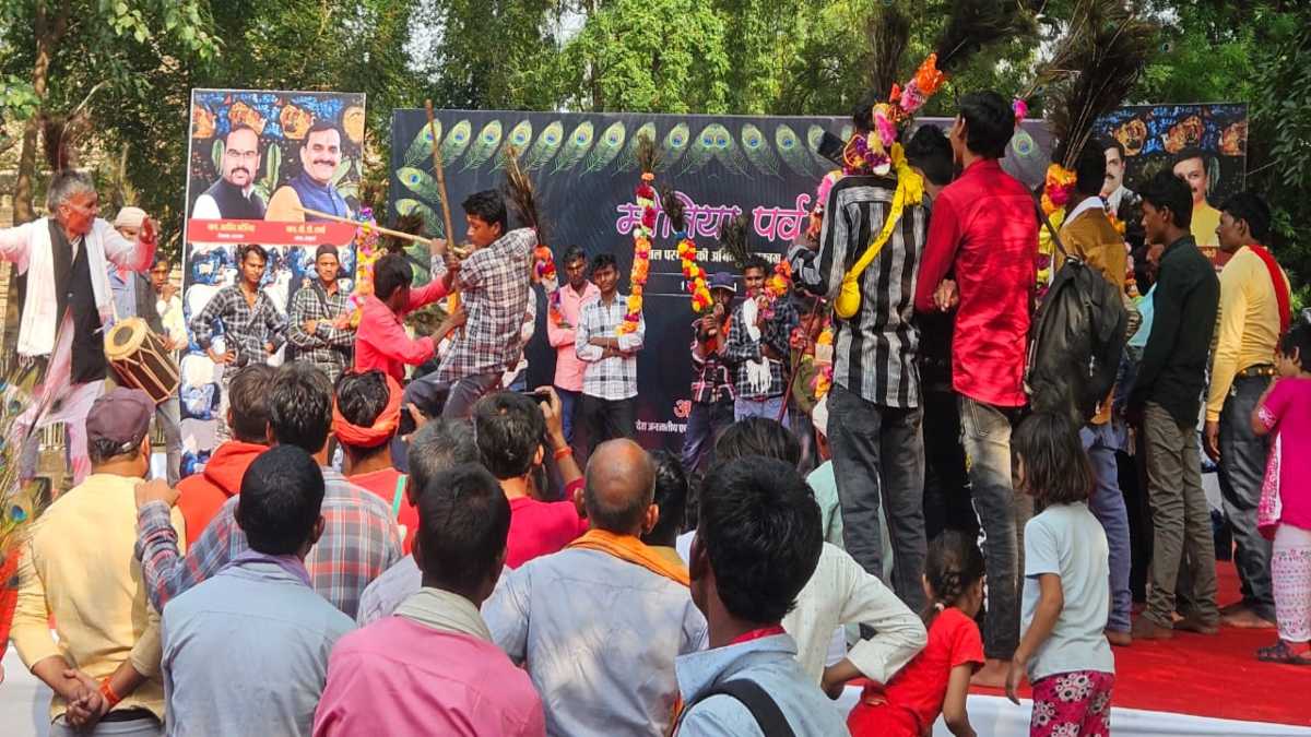 मोनिया उत्सव में भारतीय संस्कृति का अनोखा संगम: मतंगेश्वर महादेव मंदिर में महिलाओं ने दिवारी गाकर, तो मंच पर जमकर थिरके मोनिया, विदेशियों ने बांधा समा