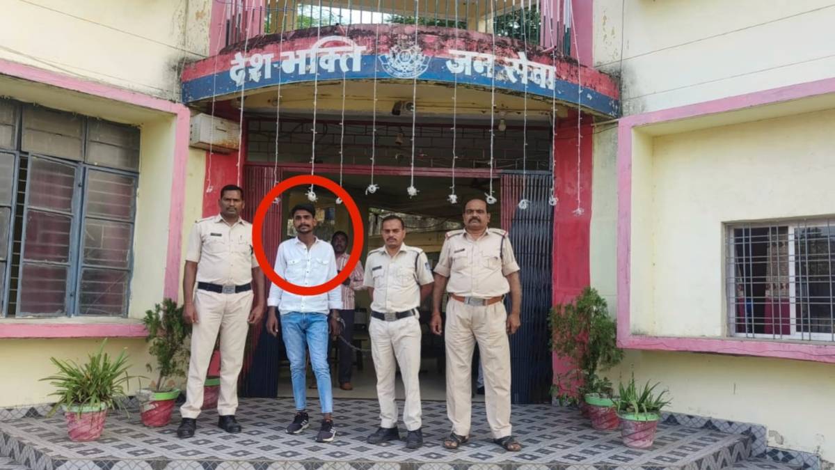अजीबोगरीब घटनाः दहशत फैलाने पहले कुत्ते से कटवाया, फिर तलवार से किया हमला, पैर पड़वाते बनाया वीडियो