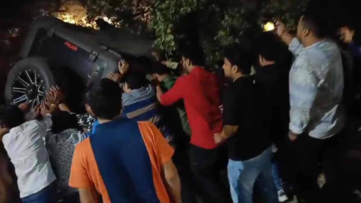 120 की स्पीड में भाग रही थार पेड़ से टकराई, चकनाचूर हुई गाड़ी, देवदूत बनकर पहुंचे राहगीरों ने बचाई जान