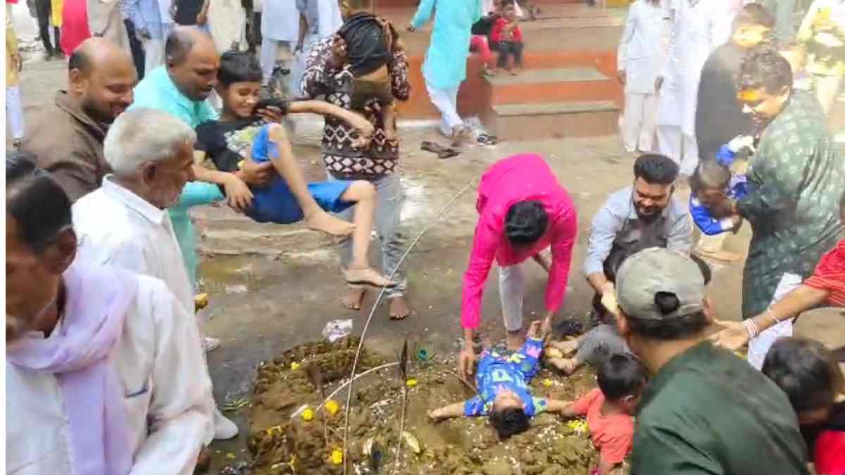 अनोखी परंपरा: गोबर से बने गोवर्धन पर बच्चों को लेटाया, लगाया 56 भोग, जानिए क्या है मान्यता