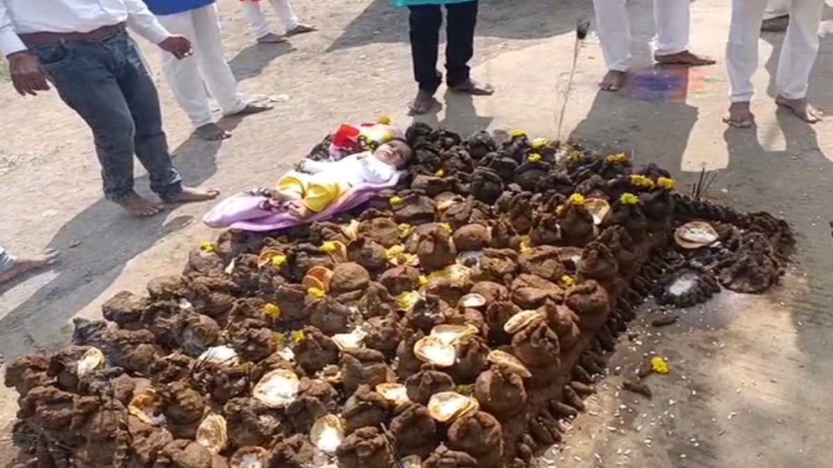 मां की आस्था: नवजात शिशुओं को गोवर्धन भगवान की गोबर से बनी आकृति पर लिटाया, लंबी उम्र का मांगा वरदान