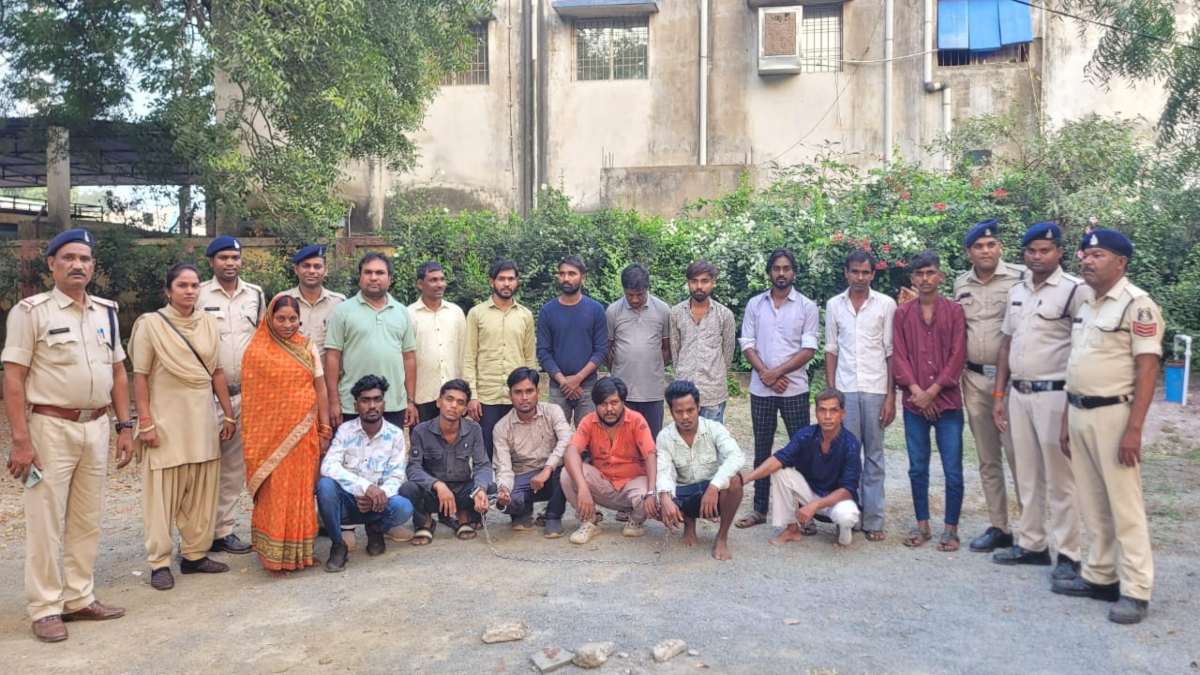 CG CRIME: दामाखेड़ा आश्रम में उत्पात मचाने वाले 16 उपद्रवियों को पुलिस ने किया गिरफ्तार, आरोपियों में एक महिला और नाबालिग भी शामिल, मौके पर पुलिस बल तैनात