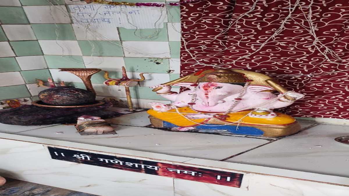 गणेश की मूर्ति खंड़ित करने पर बवालः हिंदू संगठनों ने थाने के बाहर किया प्रदर्शन, तनाव को देखते पांच थानों की पुलिस तैनात, आरोपी गिरफ्तार, आज बाजार रहे बंद
