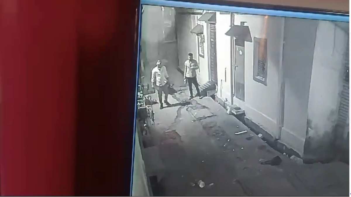 बेखौफ हिस्ट्रीशीटर की गुंडागर्दी: शराब के लिए पैसे नहीं देने पर घर में घुसकर की मारपीट, पत्थरबाजी और तोड़फोड़ का वीडियो वायरल