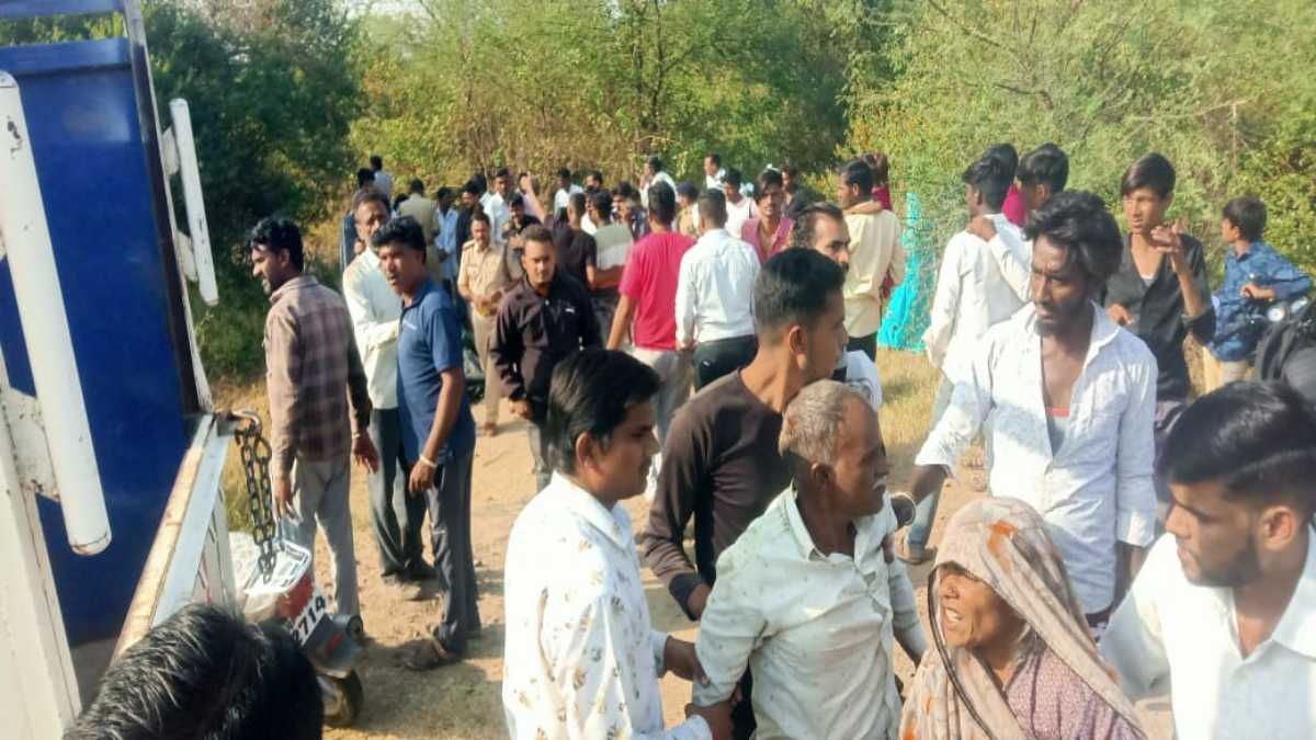 अंतिम संस्कार में शामिल होने जा रहे ग्रामीणों से भरा मिनी ट्रक पलटा, 16 लोग घायल, चार की हालत गंभीर
