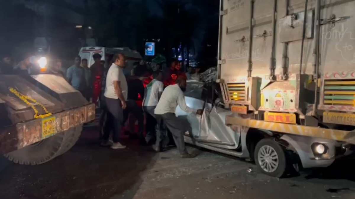 भीषण सड़क हादसा: दिवाली की खुशी मनाकर लौट रहे छात्रों की कार कंटेनर से टकराई, एक की मौत, तीन घायल, सभी छात्र दूसरे राज्य के