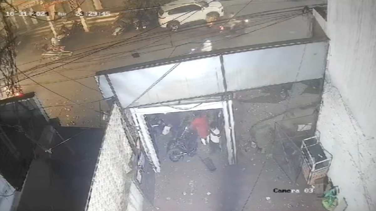 पटाखे फोड़ने को लेकर युवकों में चले लाठी डंडे, मारपीट का CCTV वायरल, जांच में जुटी पुलिस