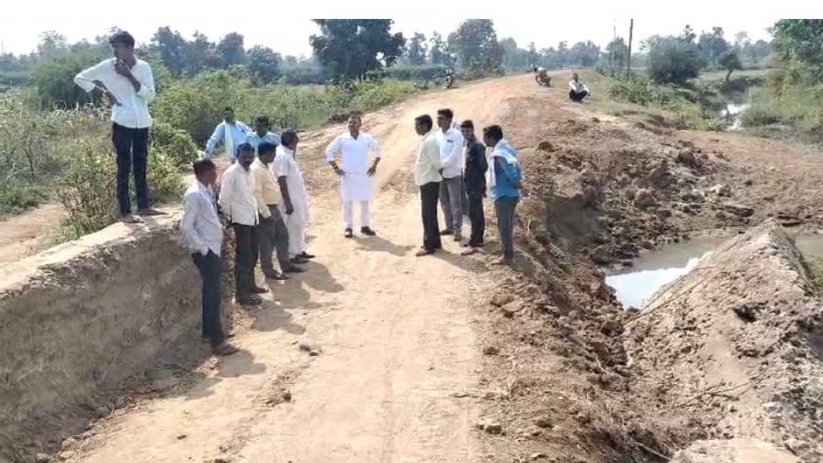 तीन साल से टूटी पुलिया का निरीक्षण करने पहुंचे जिला पंचायत उपाध्यक्ष, ग्रामीण ने की ये मांग