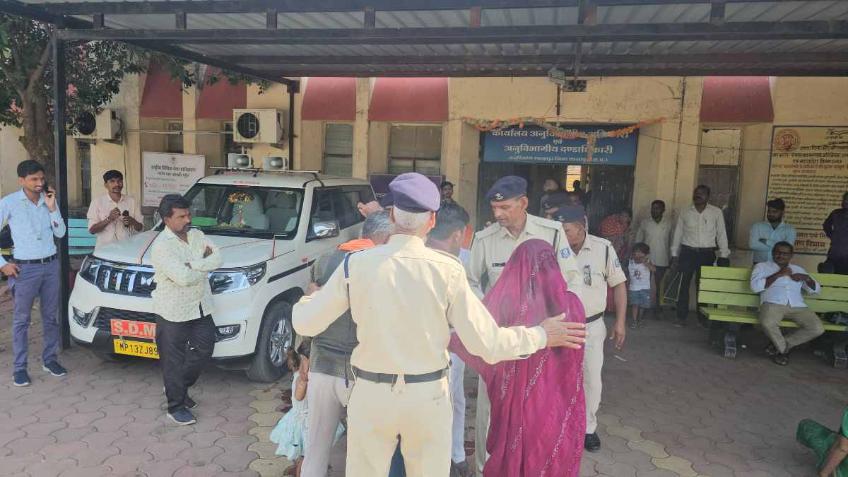 सरकारी राशन न मिलने पर कलेक्ट्रेट पहुंचा दंपति, बच्चों संग आत्मदाह की कोशिश, जनसुनवाई छोड़कर बाहर आए अधिकारी
