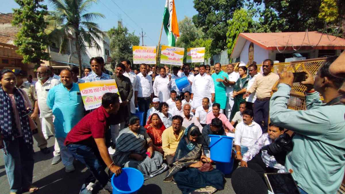 बाल्टी लेकर कांग्रेस का प्रदर्शन: पानी की समस्या को लेकर महापौर बंगले का किया घेराव, जानिए क्या थी वजह