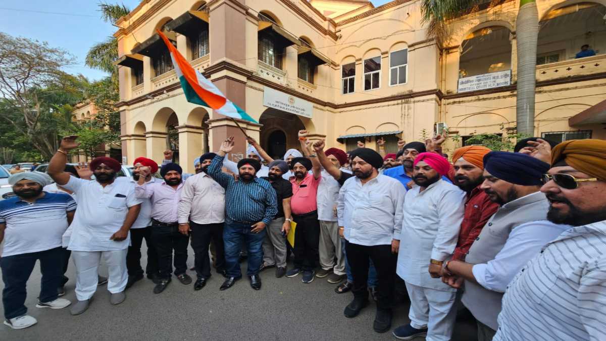 कनाडा के मंदिर में हमलाः इंदौर के सिख समाज ने विरोध में किया प्रदर्शन, राष्ट्रपति के नाम सौंपा ज्ञापन