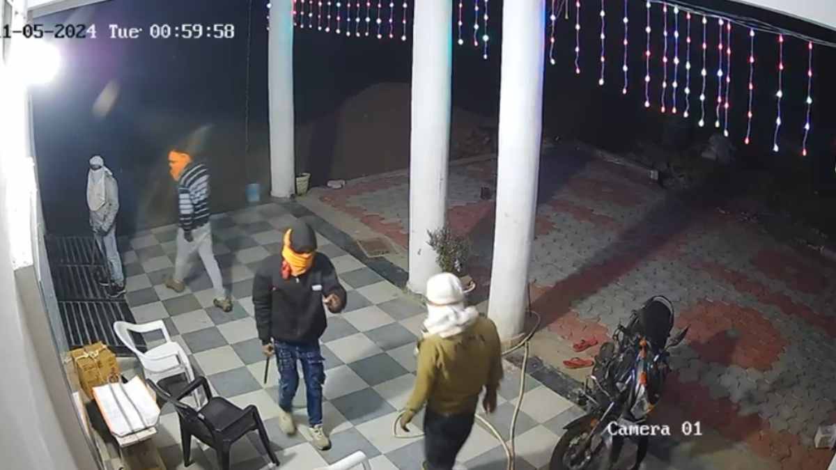 किसान के घर चोरों ने बोला धावा, आधे घंटे तक दरवाजा तोड़ने की करते रहे कोशिश, फिर…