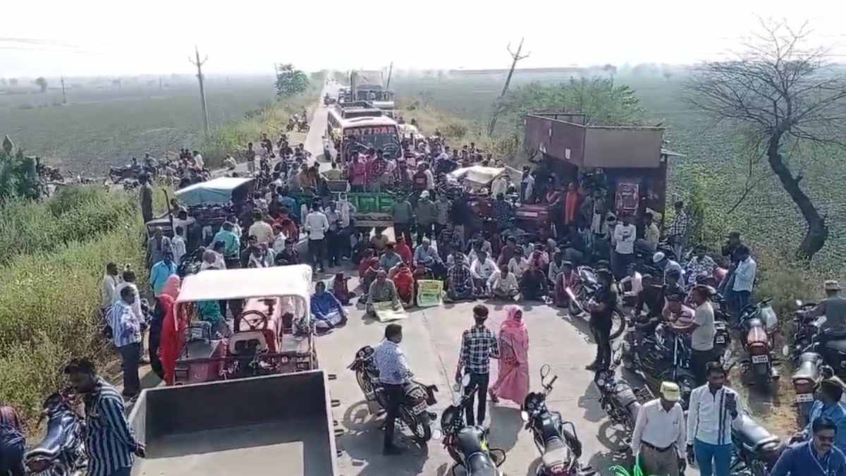 साहब… सिंचाई के लिए बिजली दे दो: अधिकारियों के पैर पकड़ने को मजबूर किसान, किया चक्काजाम प्रदर्शन