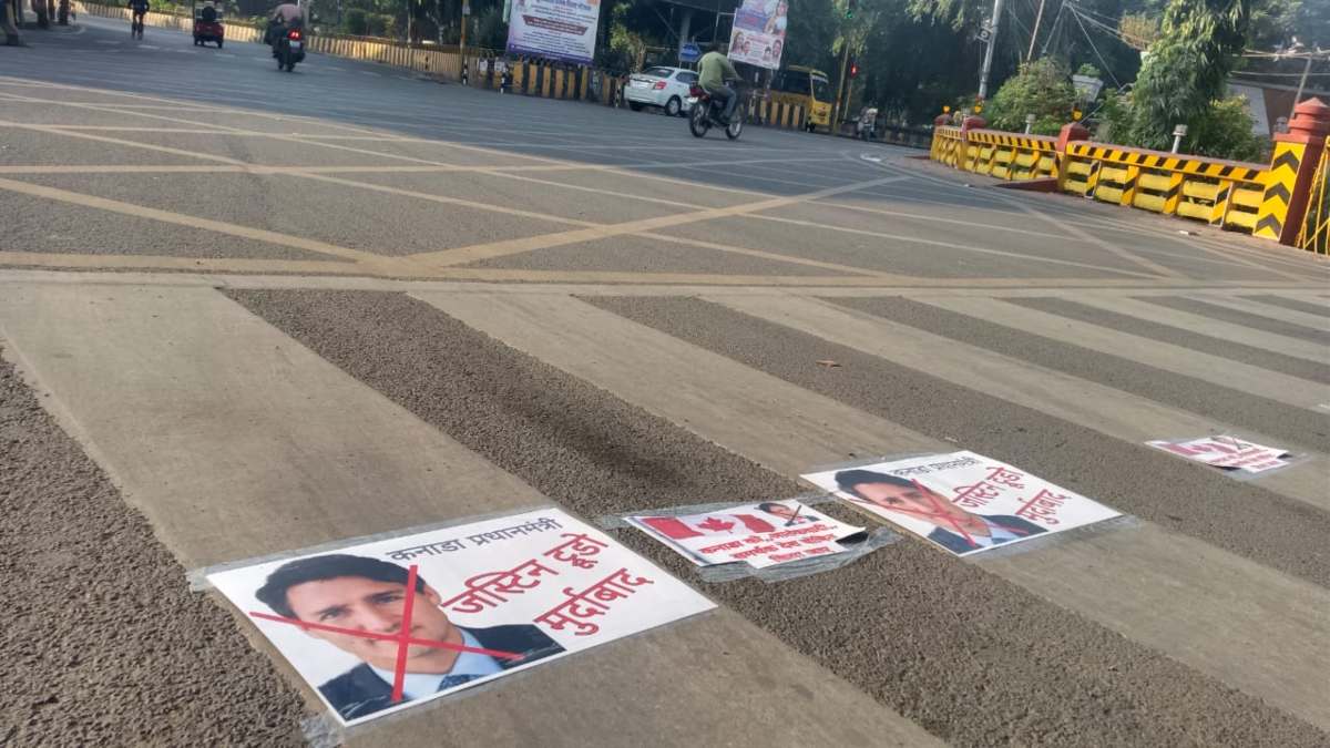 MP में कनाडा के खिलाफ कांग्रेस का अनूठा प्रदर्शनः जस्टिन ट्रुडो के पोस्टर इंदौर में सड़कों पर लगाए