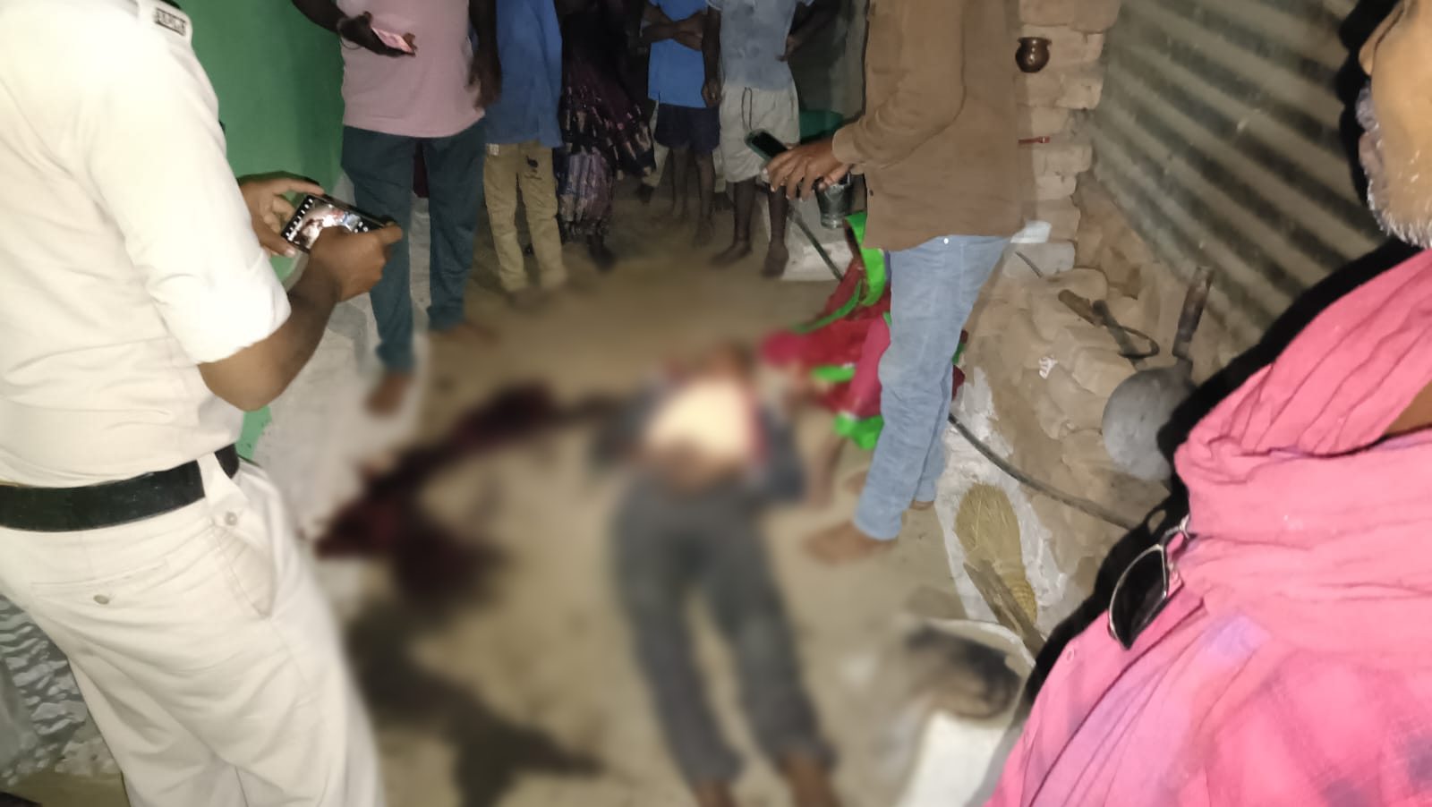 CG में रिश्तों का खून! छोटे भाई ने बड़े भाई को कुल्हाड़ी से ताबड़तोड़ वार कर उतारा मौत के घाट, जांच में जुटी पुलिस