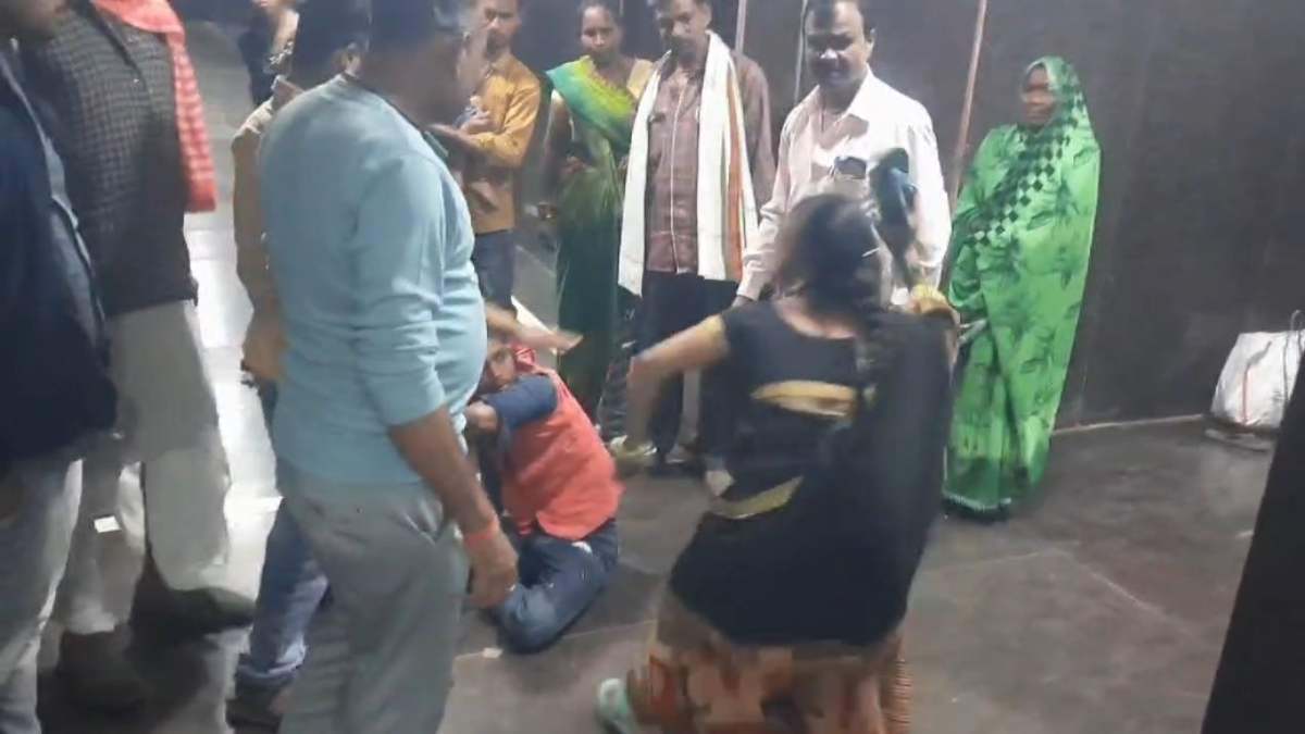अस्पताल में शराबी का हाईवोल्टेज ड्रामा: नशे में धुत युवक ने दाई पर उठाया हाथ, तो दाई ने चप्पलों से कर दी पिटाई, Video Viral