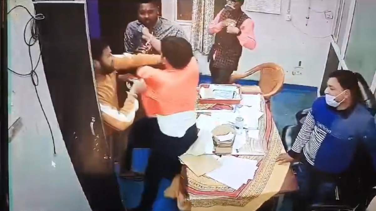 खाकी भी सुरक्षित नहीं: ड्यूटी पर तैनात ASI के साथ युवकों ने की मारपीट, घटना CCTV में कैद