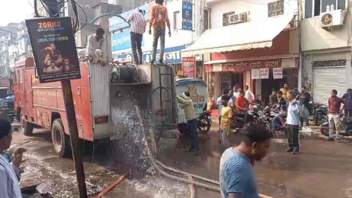 शॉर्ट सर्किट से कपड़े के गोदाम में लगी आग, निगम की लापरवाही से हुआ लाखों का नुकसान