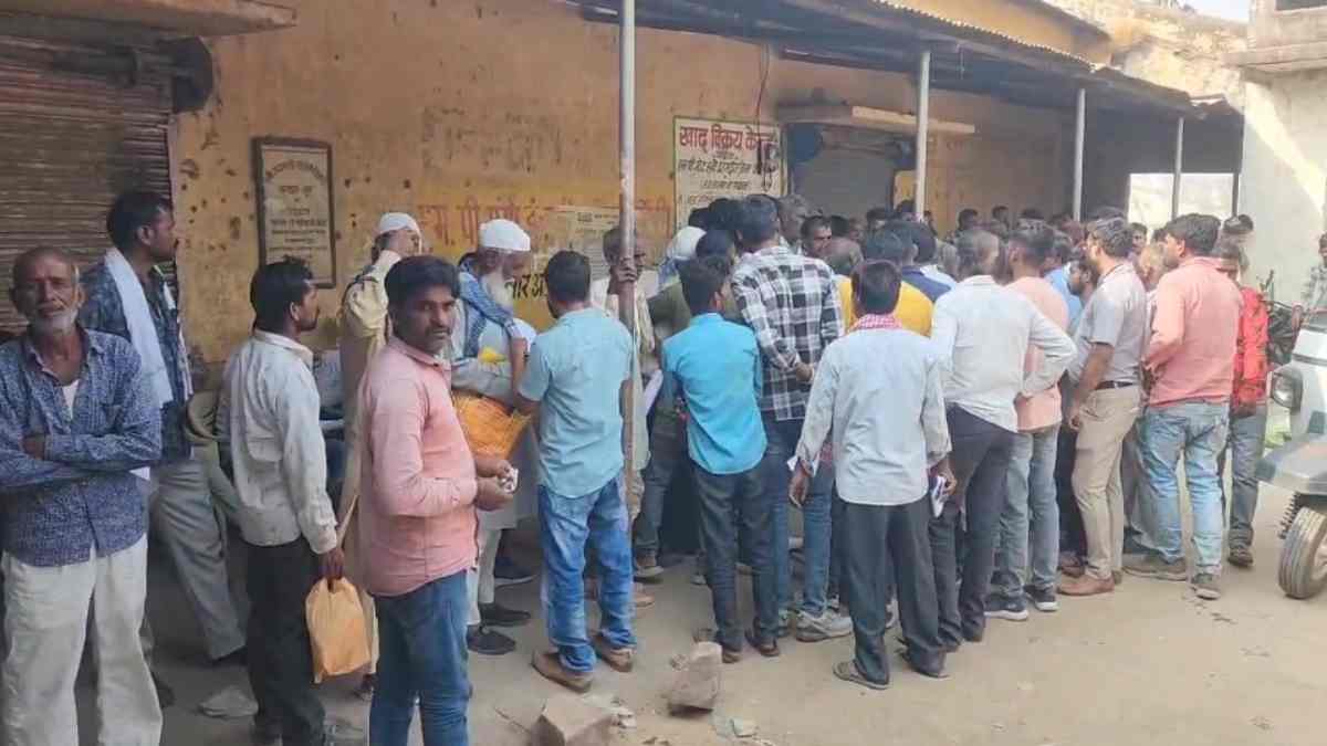 खाद की किल्लत किसान परेशान: सुबह 4 बजे से सोसाइटी के चक्कर काटने को मजबूर, दुकानदार कर रहे कालाबाजारी