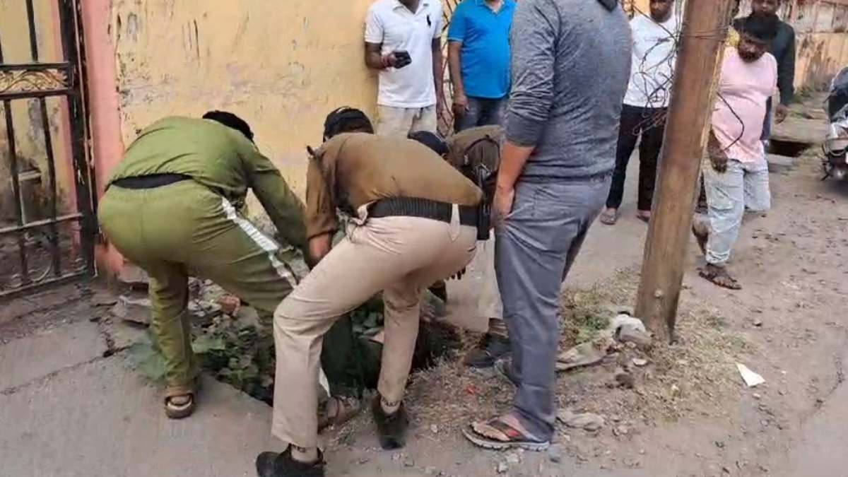 हत्या या कोई साजिश! नाली में पत्थरों से दबा मिला युवक का शव, जांच में जुटी पुलिस