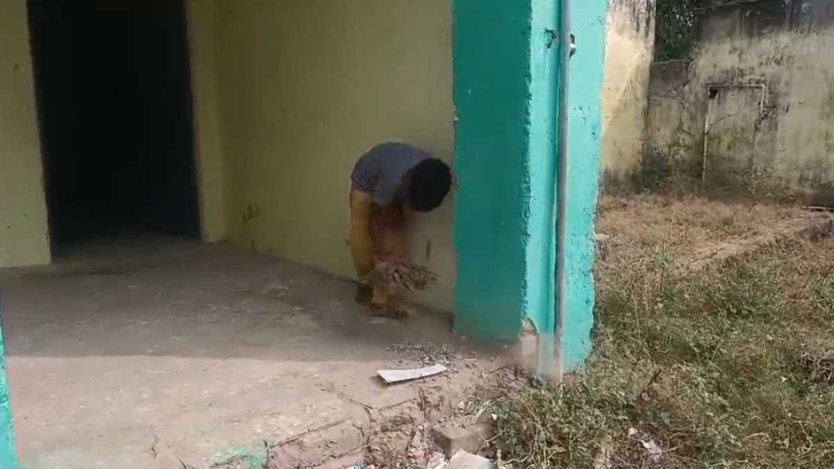 स्कूल में बच्चों से लगवाई जा रही झाड़ू, वीडियो बनता देख शिक्षक की सिट्टी पिट्टी हुई गुम